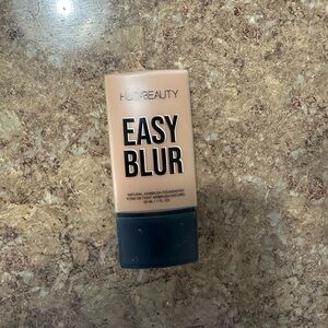 Huda Beauty Cream Foundation Easy Blur Color: Medium-Tan